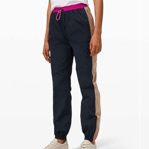 D19-EUC lululemon athletica Black and Tan Track Pants
Size 10